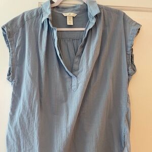 H & M Chambray Blue Women’s Size Medium V-Neck Lightweight Top, Cap-Sleeves